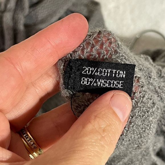 Scarf Cozy Gray Perfect for Fall and Winter - Picture 2 of 2